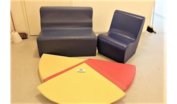 pvc zitbank, plus pvc fauteuil en pvc driehoekvormige matten
